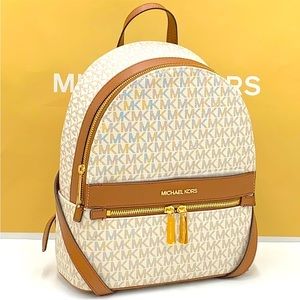 MICHAEL KORS Kenly Medium Backpack Signature
Vanilla Bag